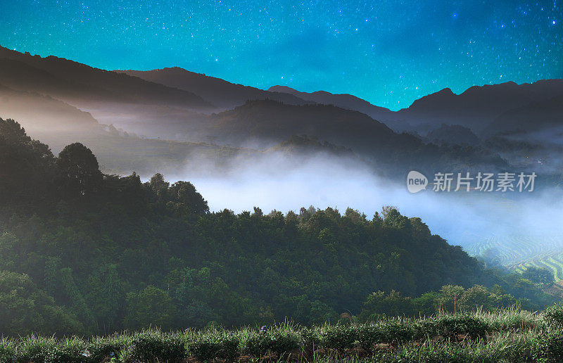 全景清迈自然景观与银河天空在泰国