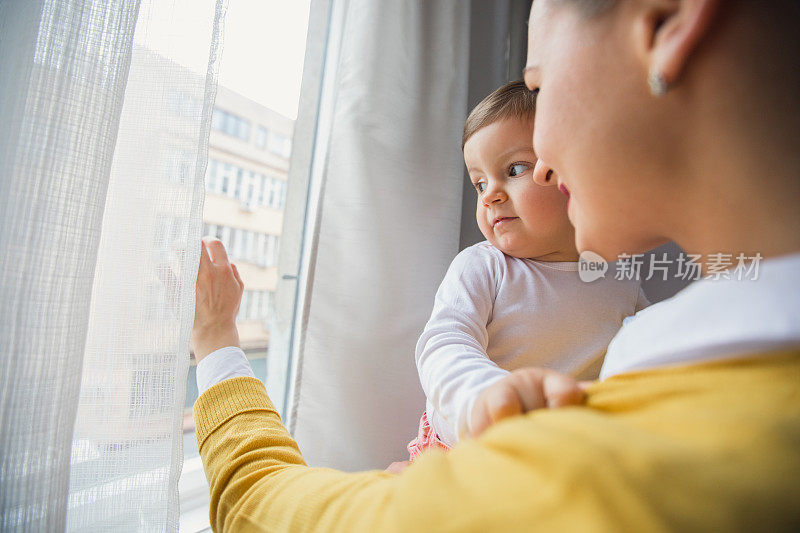 妈妈和小女儿从窗户往里看