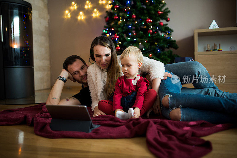 圣诞节使用电子平板电脑的家庭