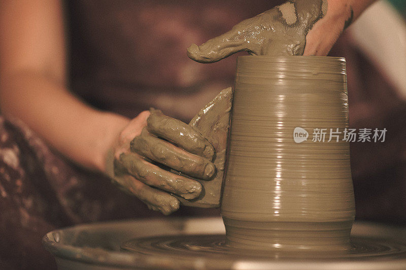 用粘土制作形状的女陶器艺术家