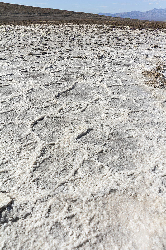 死亡谷坏水盆地的白色盐壳