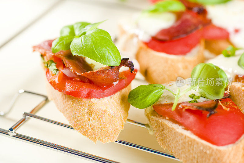 意式烤面包配西红柿，马苏里拉奶酪，帕尔玛火腿和罗勒