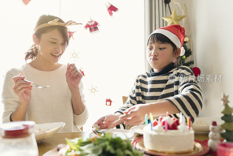 妈妈和女儿喜欢吃圣诞食品