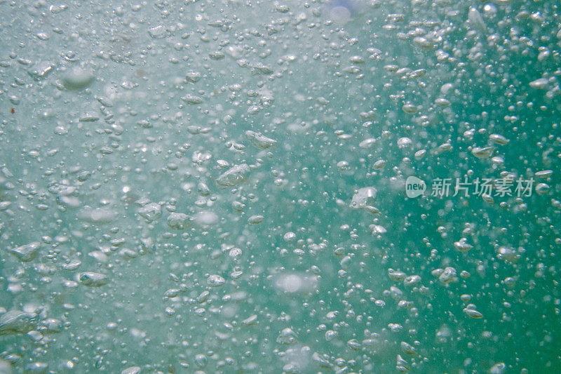 海水的泡沫和海水的冲刷