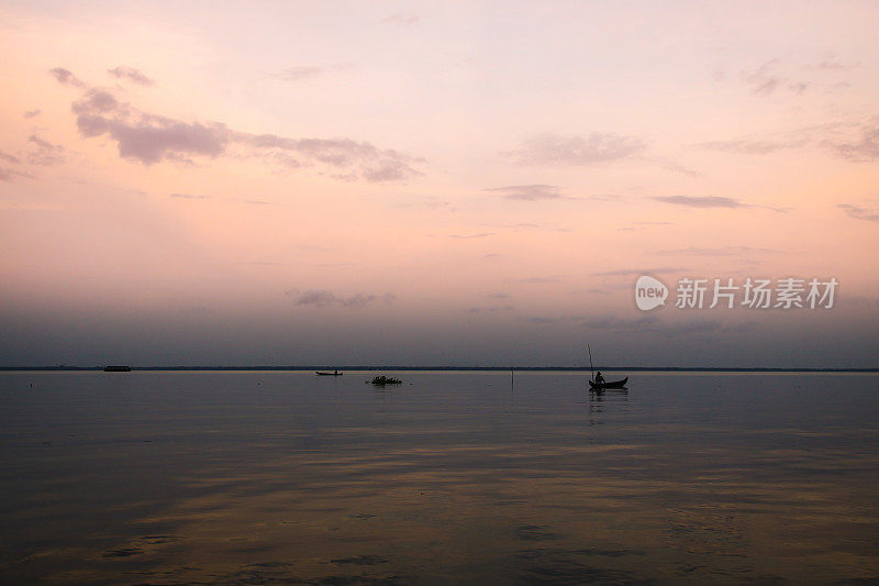 喀拉拉邦夕阳下的当地渔民