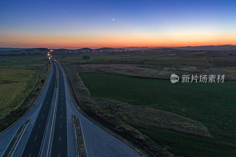 日落时保加利亚特拉基亚高速公路的鸟瞰图