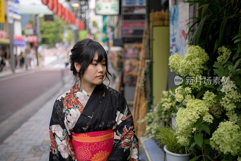 年轻女子在浴田街头行走