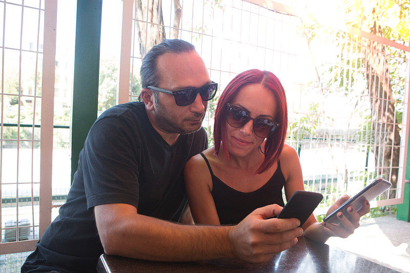 幸福夫妻看手机。