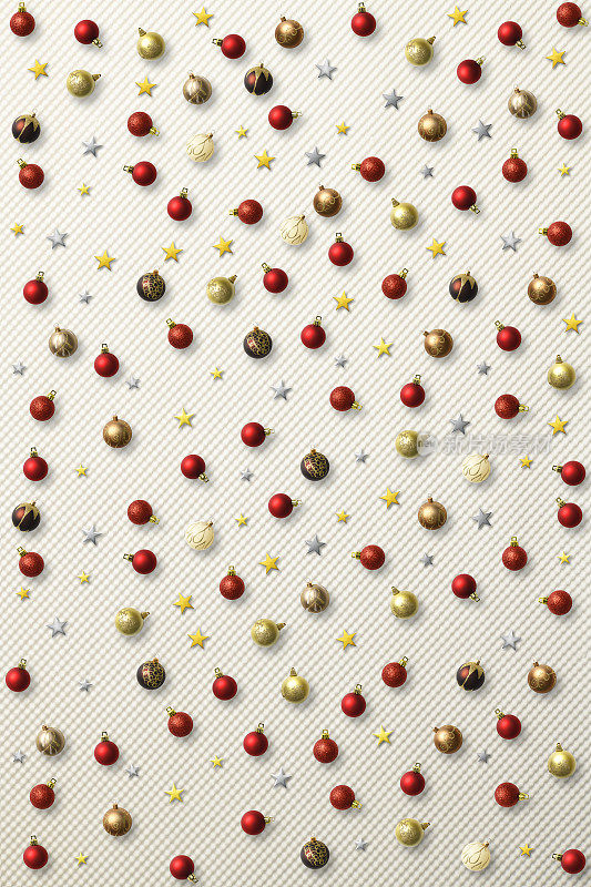许多圣诞球和星星在凹凸不平的白纸背景。