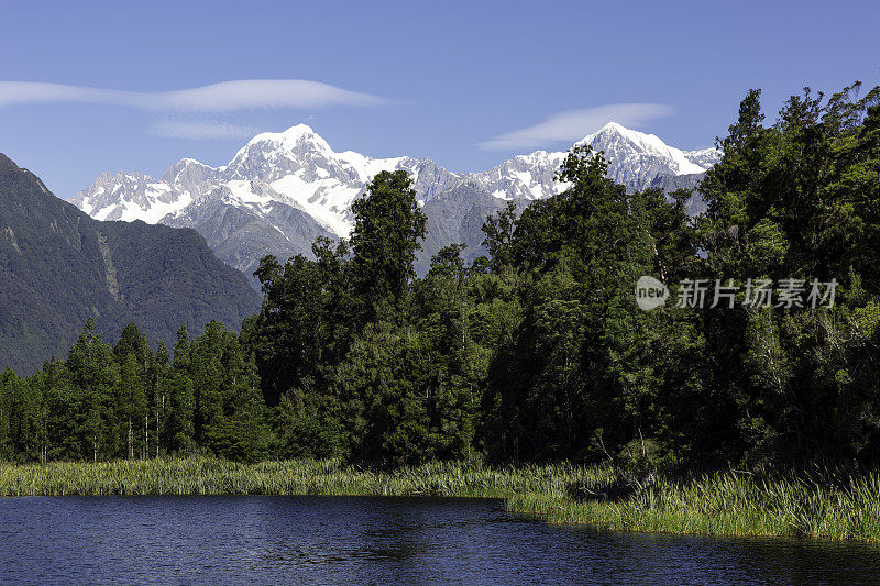 湖Matheson反射景观全景，新西兰，南岛