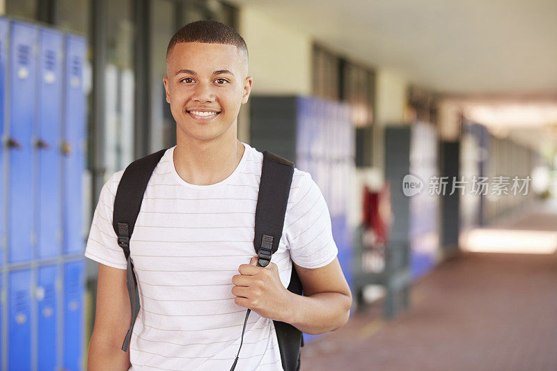 快乐的混血少年在高中走廊微笑