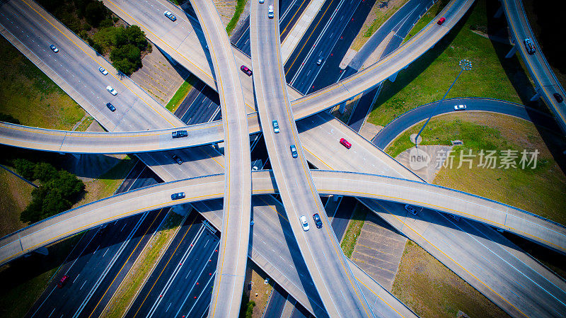 美国德克萨斯州奥斯汀弯曲高速公路和立交桥的空中无人机