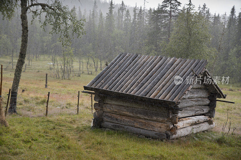 瑞典达拉那牧场上的山上小屋