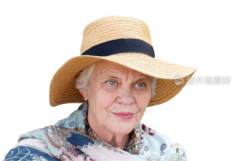 蓝眼睛活跃72岁女老年人戴太阳帽和围巾。