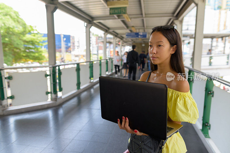 年轻美丽的多民族游客女子肖像在BTS空中火车站在泰国曼谷