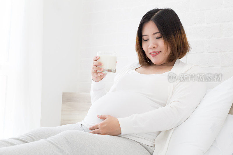 亚洲孕妇喝牛奶