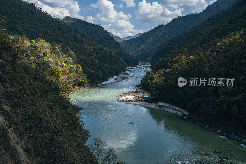 峡谷中的河流