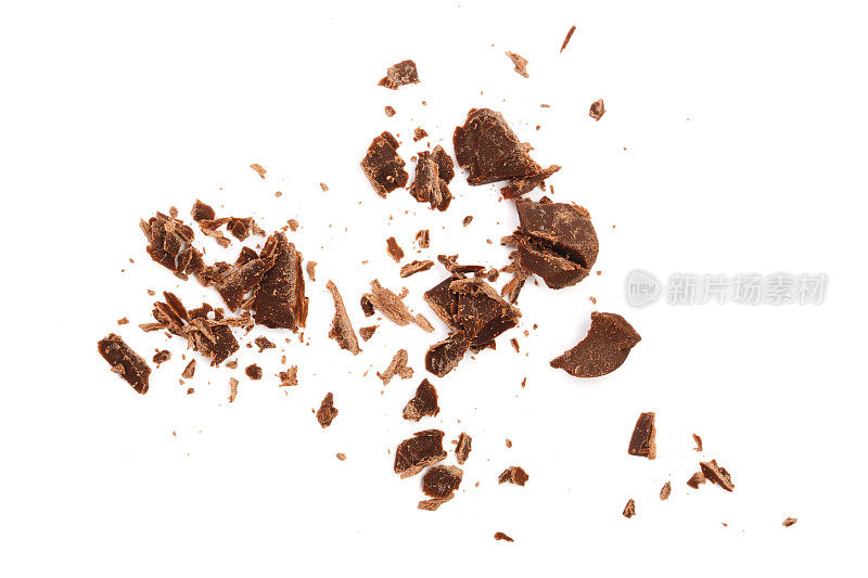 磨碎的巧克力孤立的白色背景。俯视图