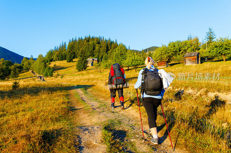 游客去山里徒步旅行