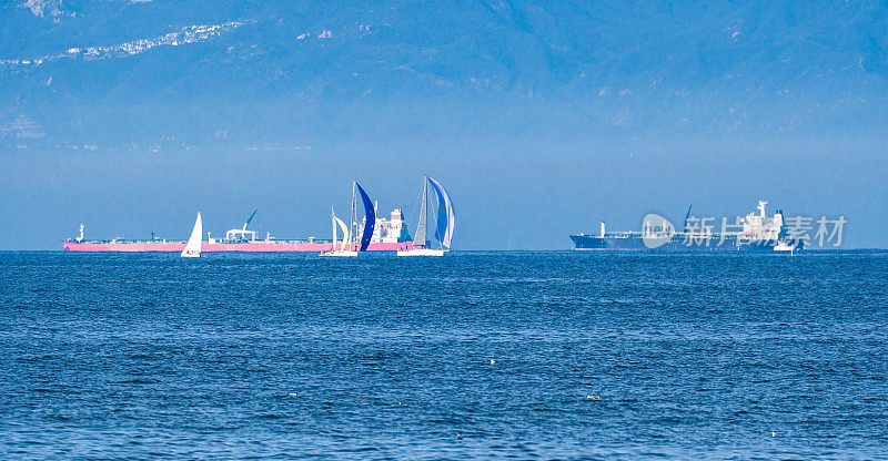 帆船和集装箱横渡大洋