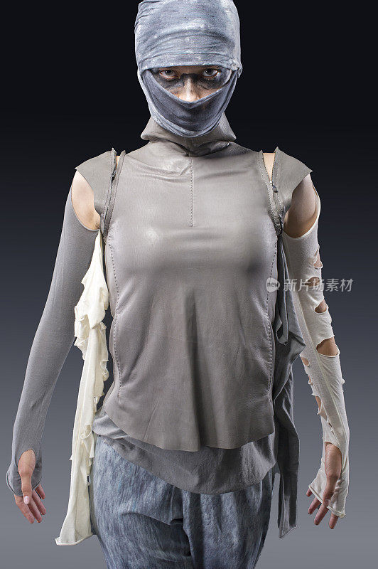 女战士用不同的衣服遮盖头部和脸部