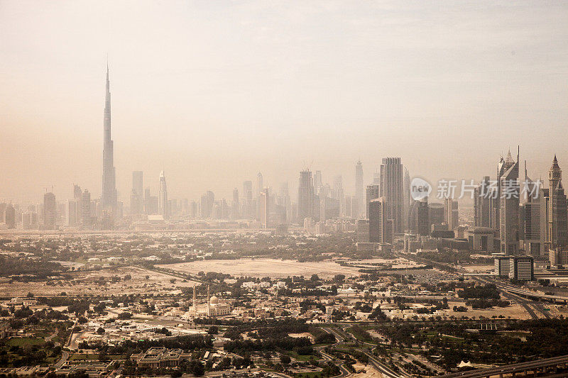 迪拜市中心天际线和新建筑的增长