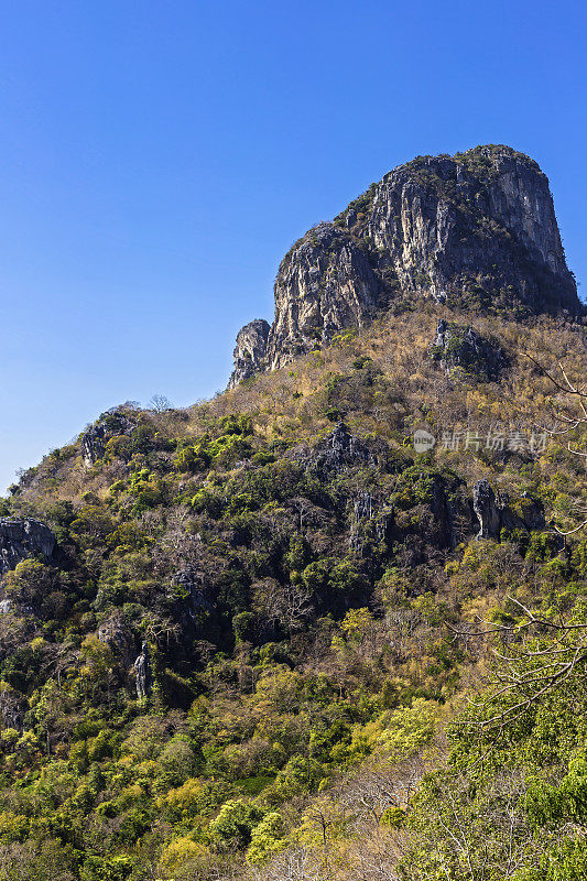 岩石山，景观亚洲旱季。