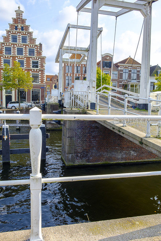 夏天，荷兰哈勒姆市斯帕讷河码头上的古老荷兰建筑