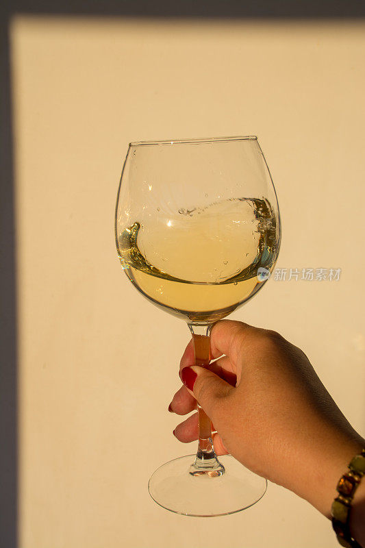 在室外阳台上品尝一杯冰凉的白葡萄酒