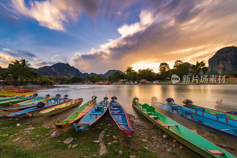 长暴露和长尾船在瑙松河在万荣，老挝。