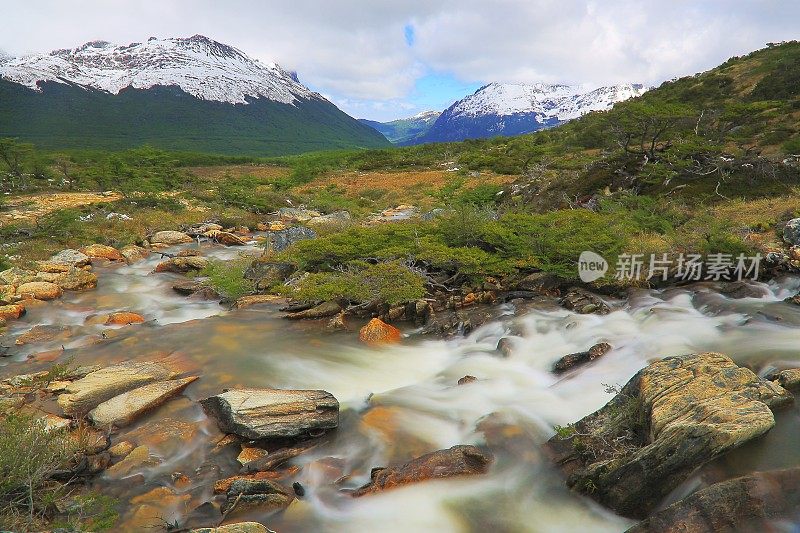 河流和田园诗般的安第斯景观，乌斯怀亚-火地岛，阿根廷