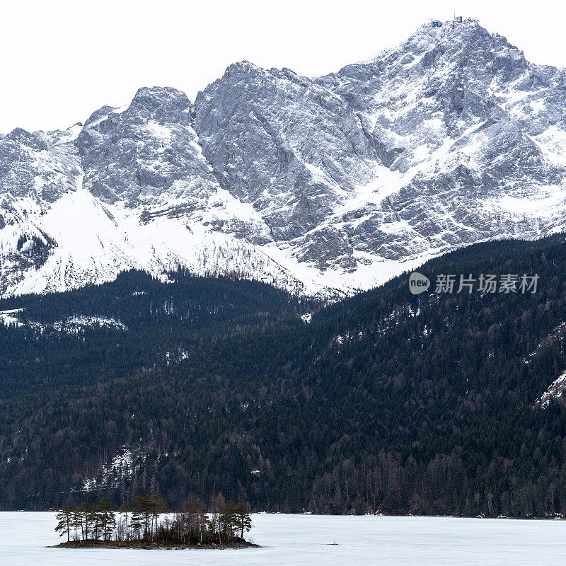 冬天的一天，Eibsee和Zugspitze