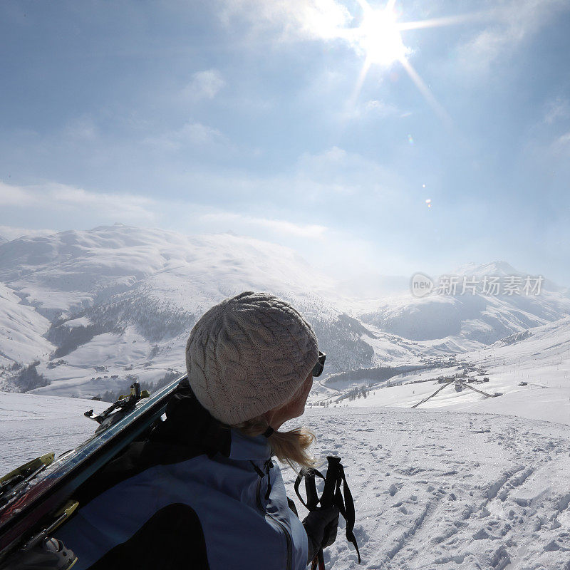 女滑雪登山运动员停下来向外看山