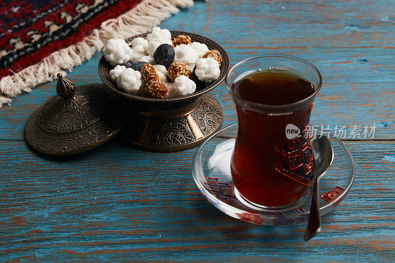 传统玻璃杯中的土耳其茶