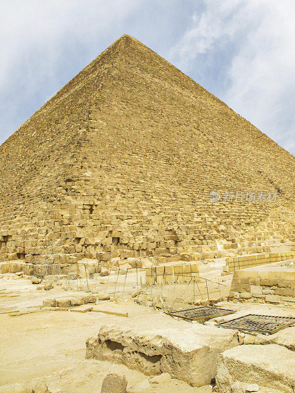 位于埃及开罗吉萨金字塔建筑群的吉萨大金字塔