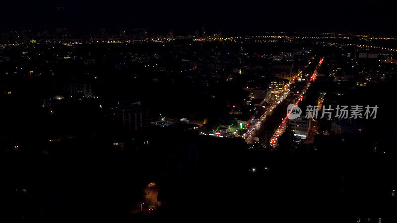 空中拍摄夜间城市，屋顶，街道，夜间交通与灯光