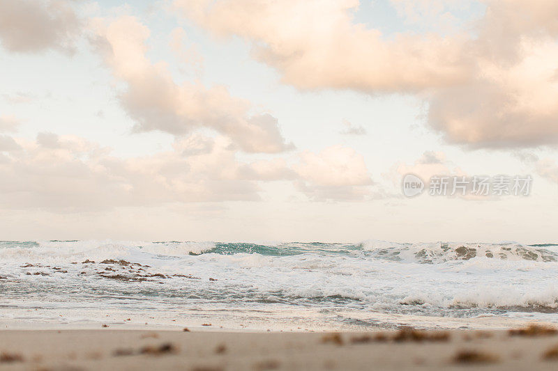 海浪冲击着岩石海滩