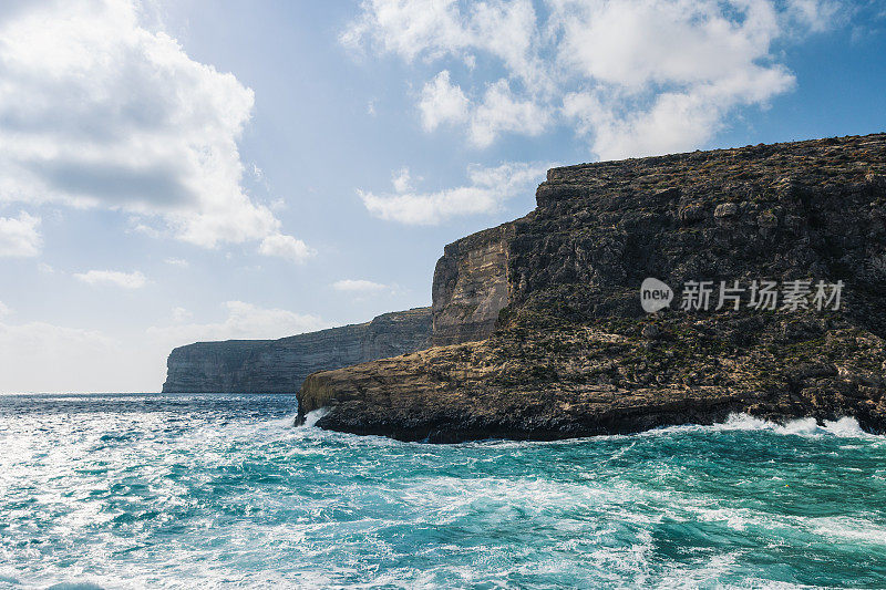 Xlendi湾海岸线悬崖，戈佐岛，马耳他