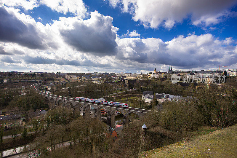 旅客列车穿过卢森堡市的普瓦米尔高架桥