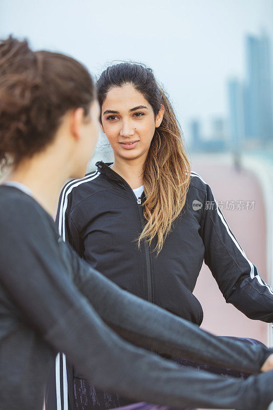 女人在慢跑休息