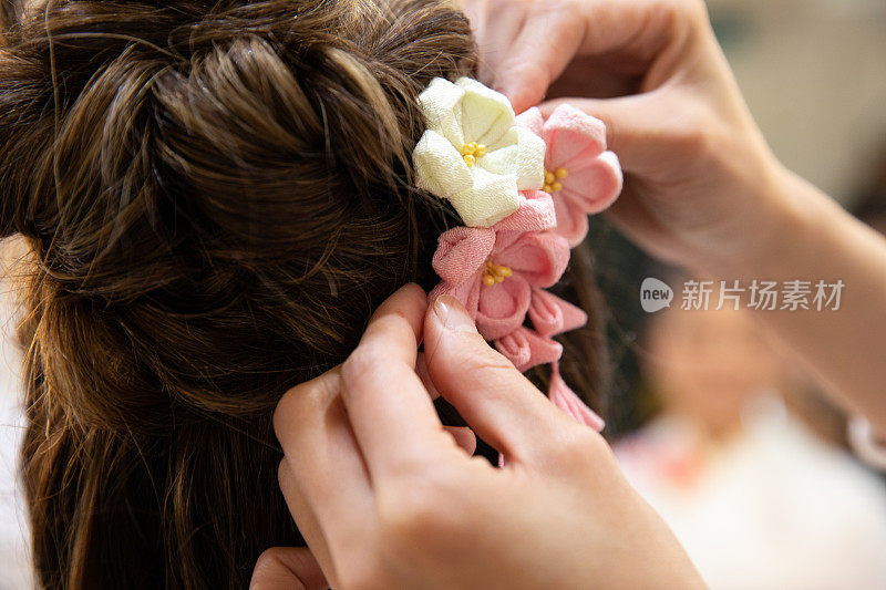 一个拉丁女人戴着日本发饰