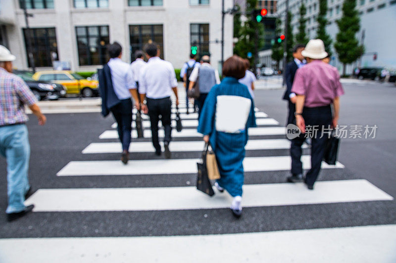 人们在东京车站过马路