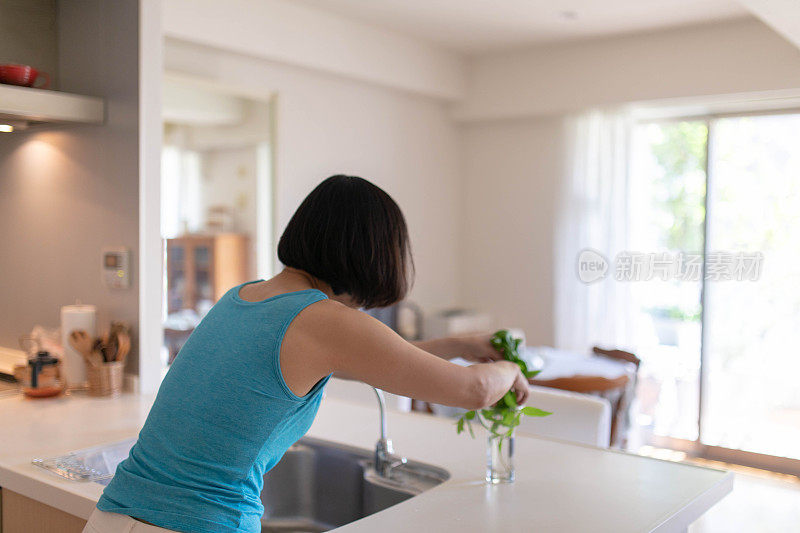 在家准备午餐的女人