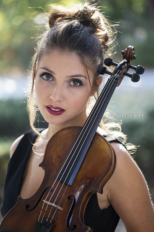 漂亮的女小提琴家