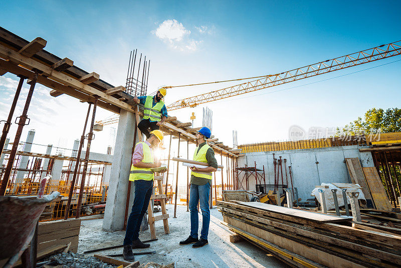 大型建筑工地与工程师及建筑工人合照