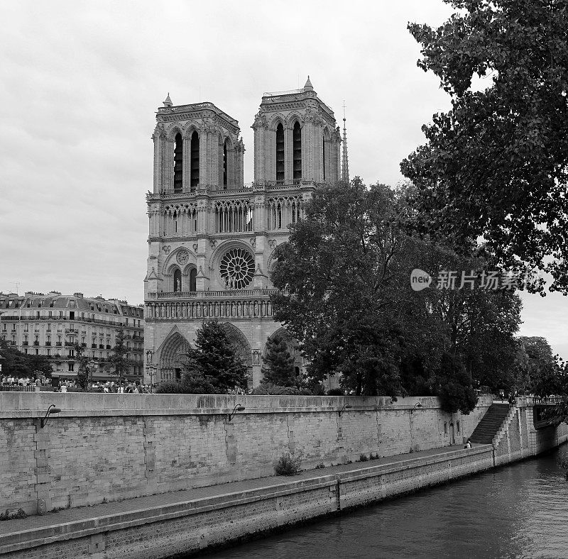 法国巴黎圣母院大教堂和塞纳河
