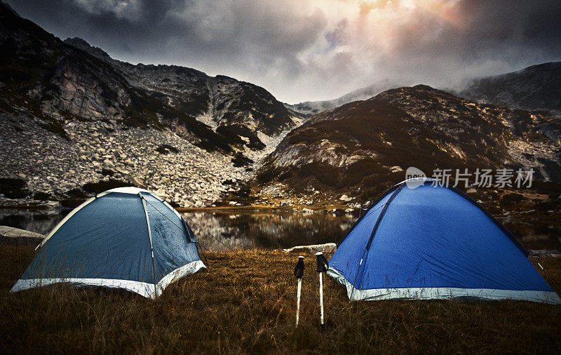 日落时分在山上露营在帐篷里