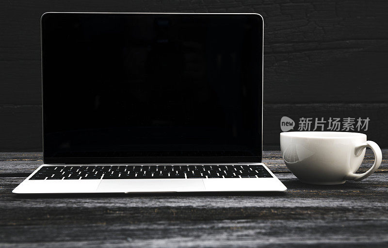 空白的笔记本电脑屏幕和咖啡特写