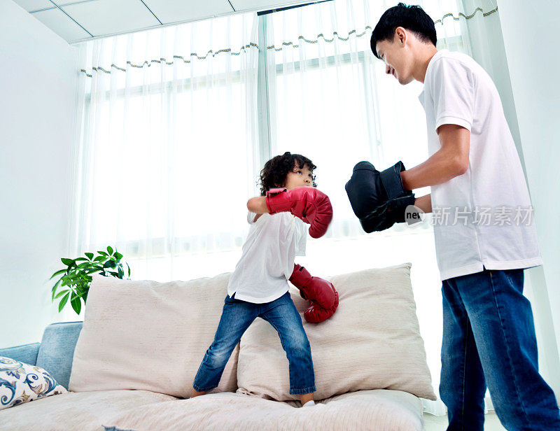 父亲和儿子在家拳击