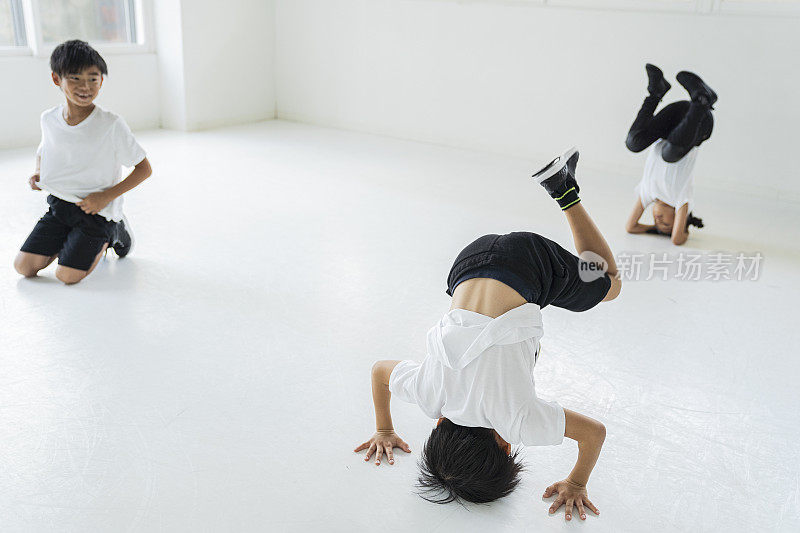 小嘻哈舞者在舞蹈工作室伸展身体。